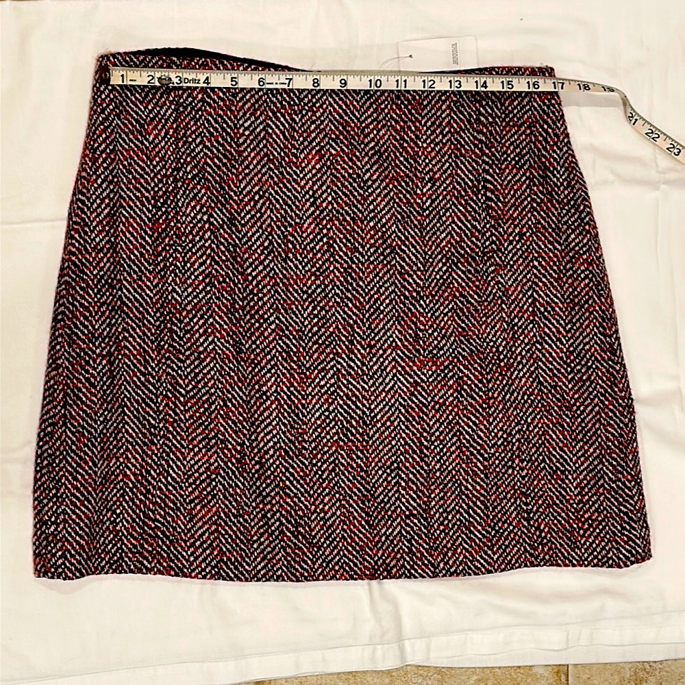 Loft skirt sz 14, new w tags, lined. Herringbone pattern w white, black + red.